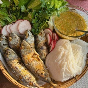 Cần người bao ăn ở lại ạ