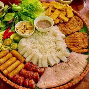 Gia đình em đang tuyển gấp 1 cô chăm bà đi làm bao ăn ở lại ạ