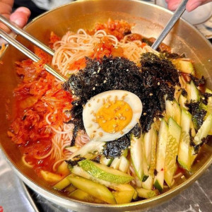 Tìm gấp chị chăm bé 8 tháng đi làm bao ăn ở lại ạ