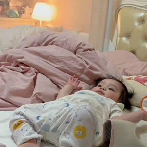 Nhà chỉ có em và một em bé 8 tháng ở nhà. Nên em đang muốn tìm một chị có thể phụ em chăm bé.