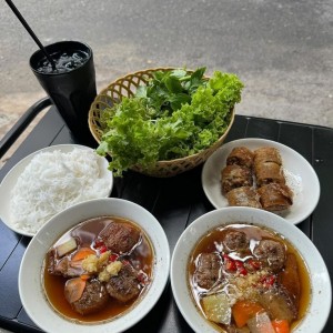 - Công việc nhẹ nhàng: giúp việc nhà, dọn dẹp nhà cửa. Nhà 1 trệt 1 lầu.