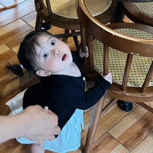 Bé nhà em 15 tháng tuổi chỉ làm những việc liên quan đến bé , KHÔNG CẦN LÀM VIỆC NHÀ