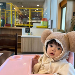 Bé nhà em năm nay được 6 tháng rồi các bác ạ, nay em tìm gấp chị chăm bé làm ở lại cùng vợ chồng