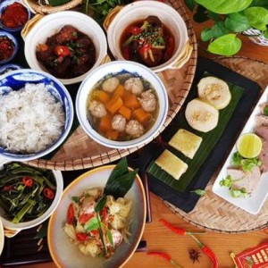 Chính chủ em tuyển gấp 1 cô chăm bà đi lm liền ạ