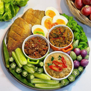 Gia đình em đang tuyển gấp 1 cô giúp việc , cô nào cần việc làm thì alo em liền nha