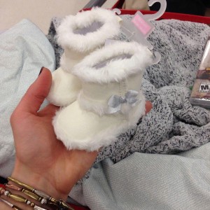 Cần Cô Chăm Bé Được 8 Tháng Cho Vợ Chồng Em Yên Tâm Đi Làm. Nhà E Ở Trên Đường Tân Kỳ Tân Quý Quận Tân Phú Lương 13 Triệu Ạ